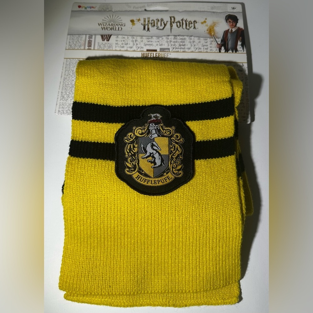 Official Wizarding World of Harry Potter Scarf - Hufflepuff -by Disguise NWT